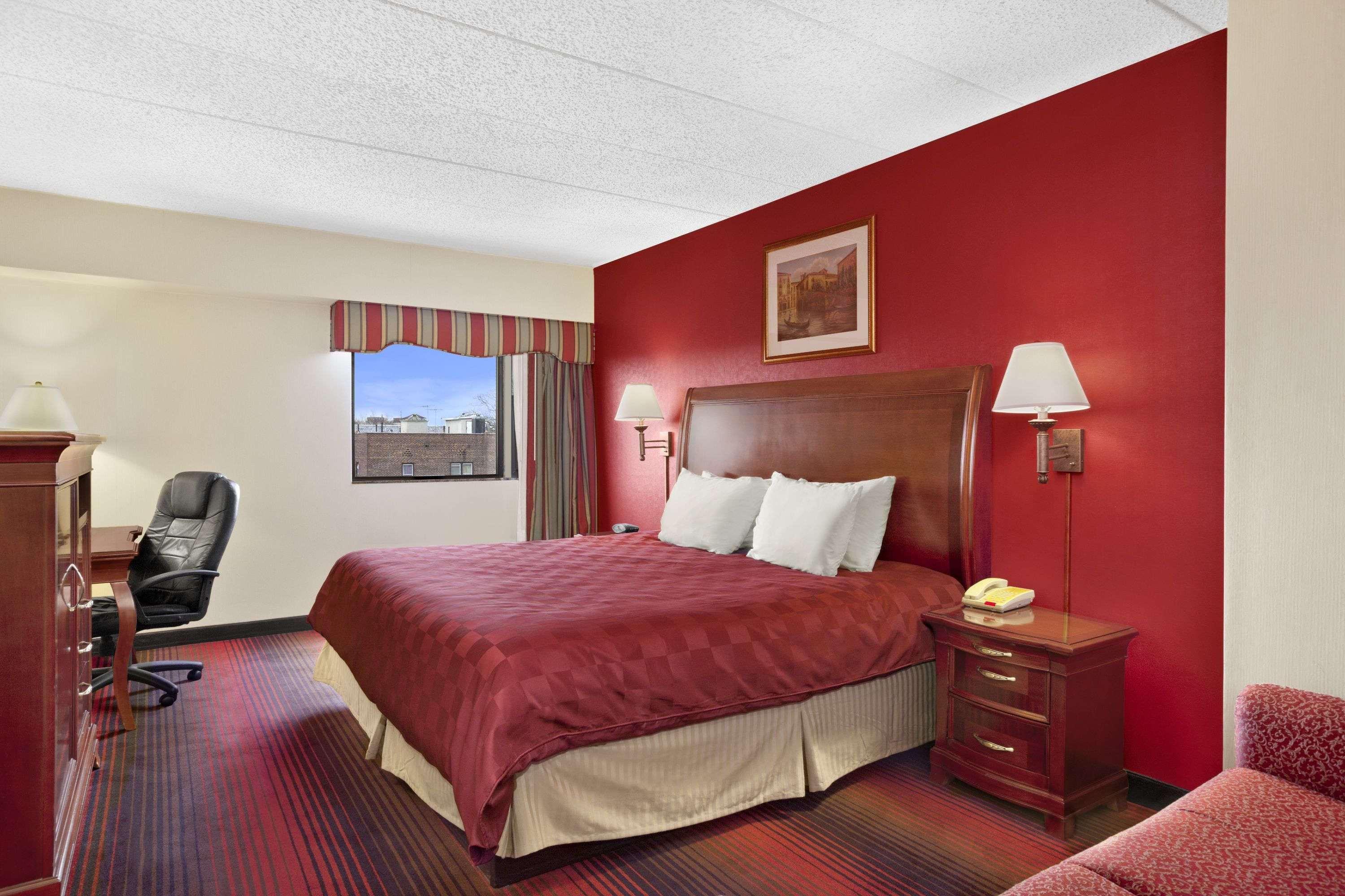 Hotel Ramada By Wyndham East Orange Exterior foto