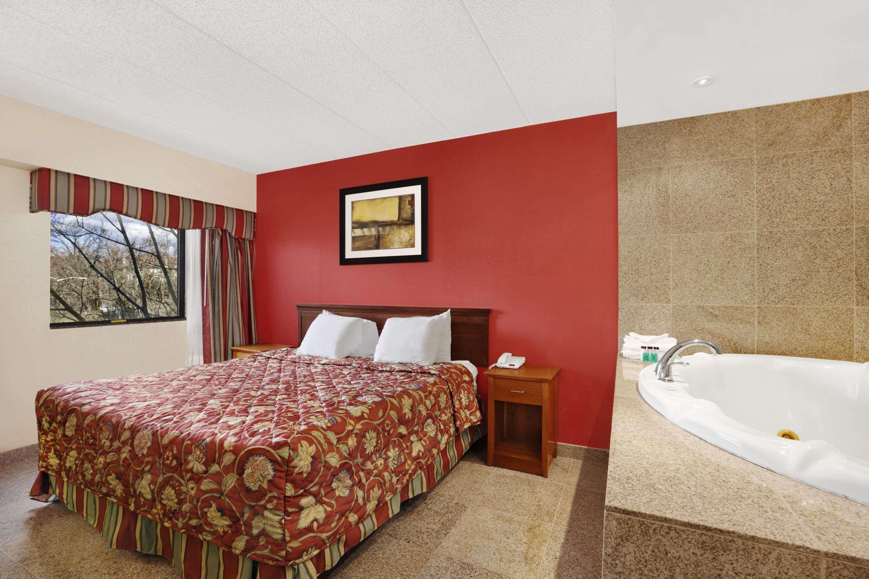 Hotel Ramada By Wyndham East Orange Exterior foto